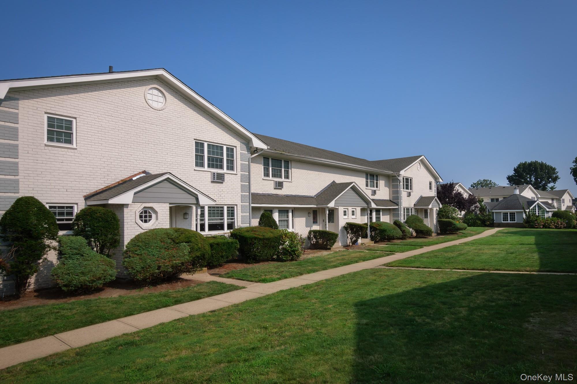 23 Weaver Drive # 01-3O, Massapequa, NY 11758