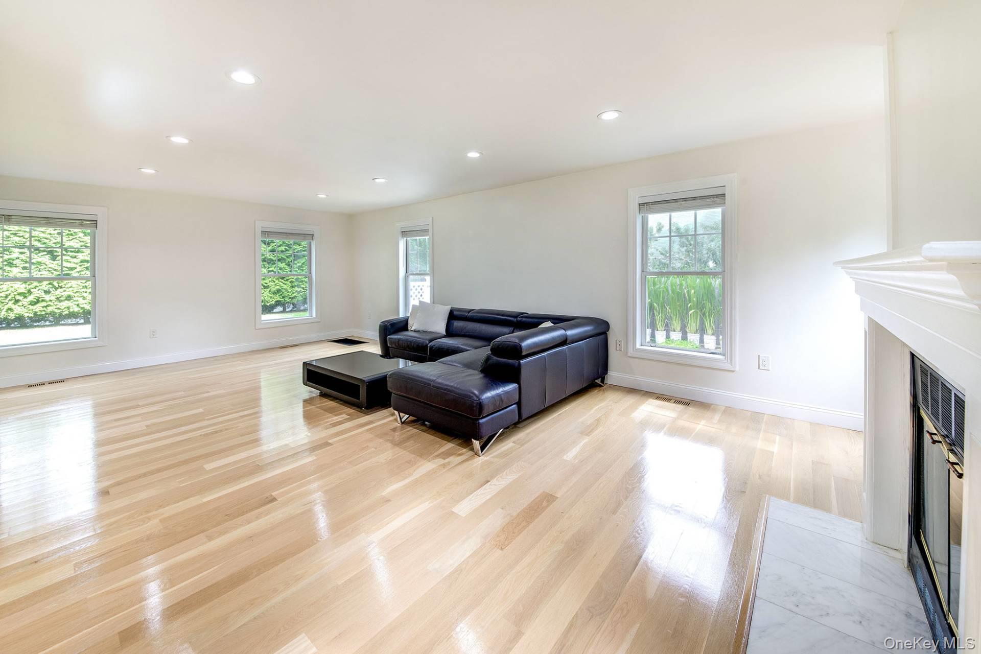 16 Hollyoak Avenue, East Hampton, NY 11937