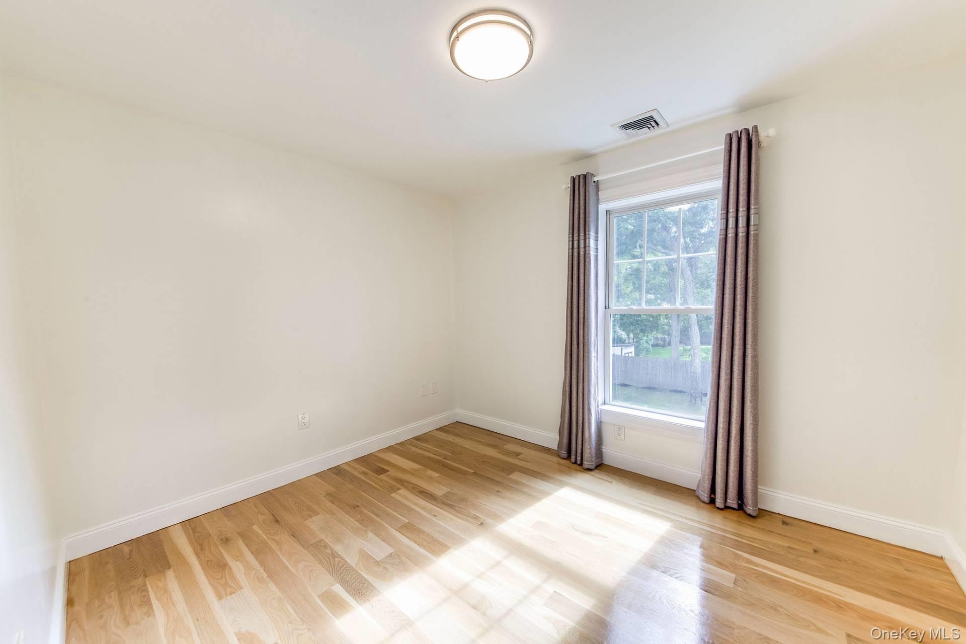 16 Hollyoak Avenue, East Hampton, NY 11937