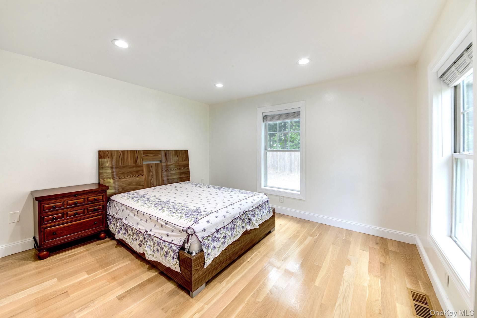 16 Hollyoak Avenue, East Hampton, NY 11937