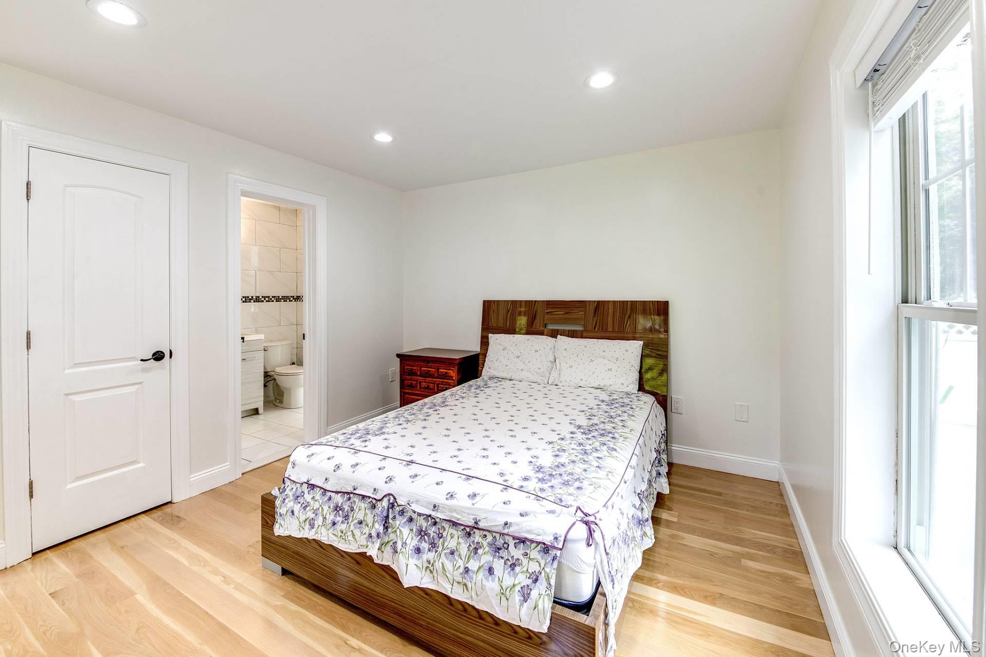 16 Hollyoak Avenue, East Hampton, NY 11937