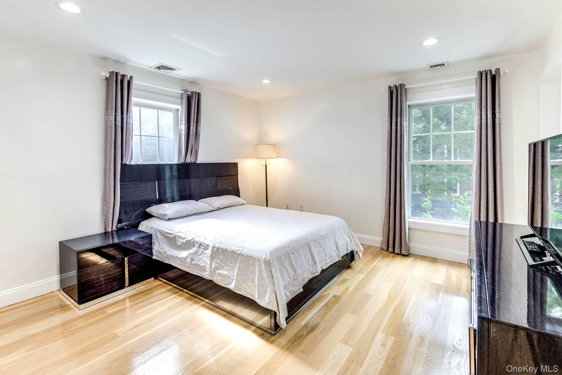 16 Hollyoak Avenue, East Hampton, NY 11937