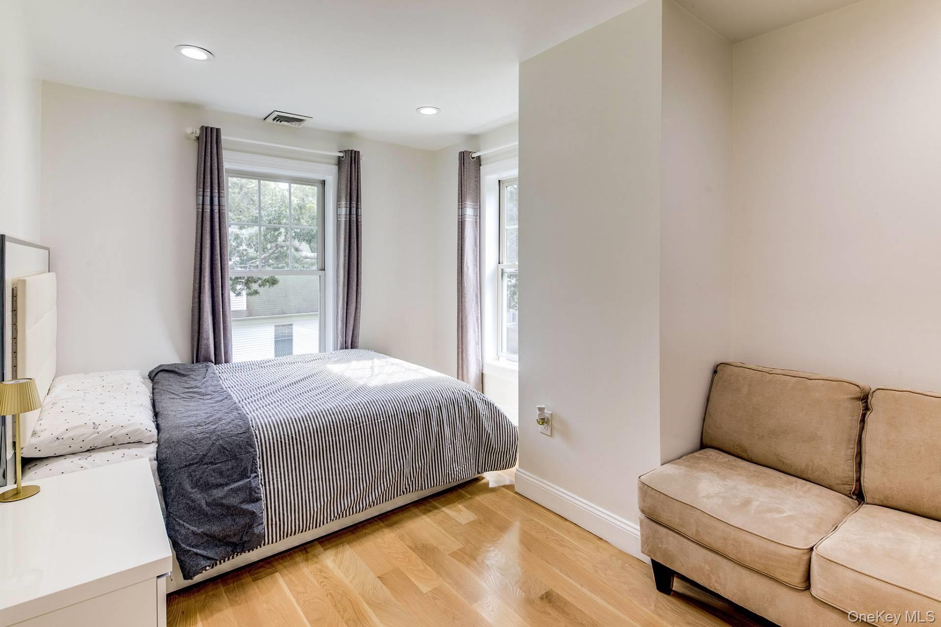 16 Hollyoak Avenue, East Hampton, NY 11937