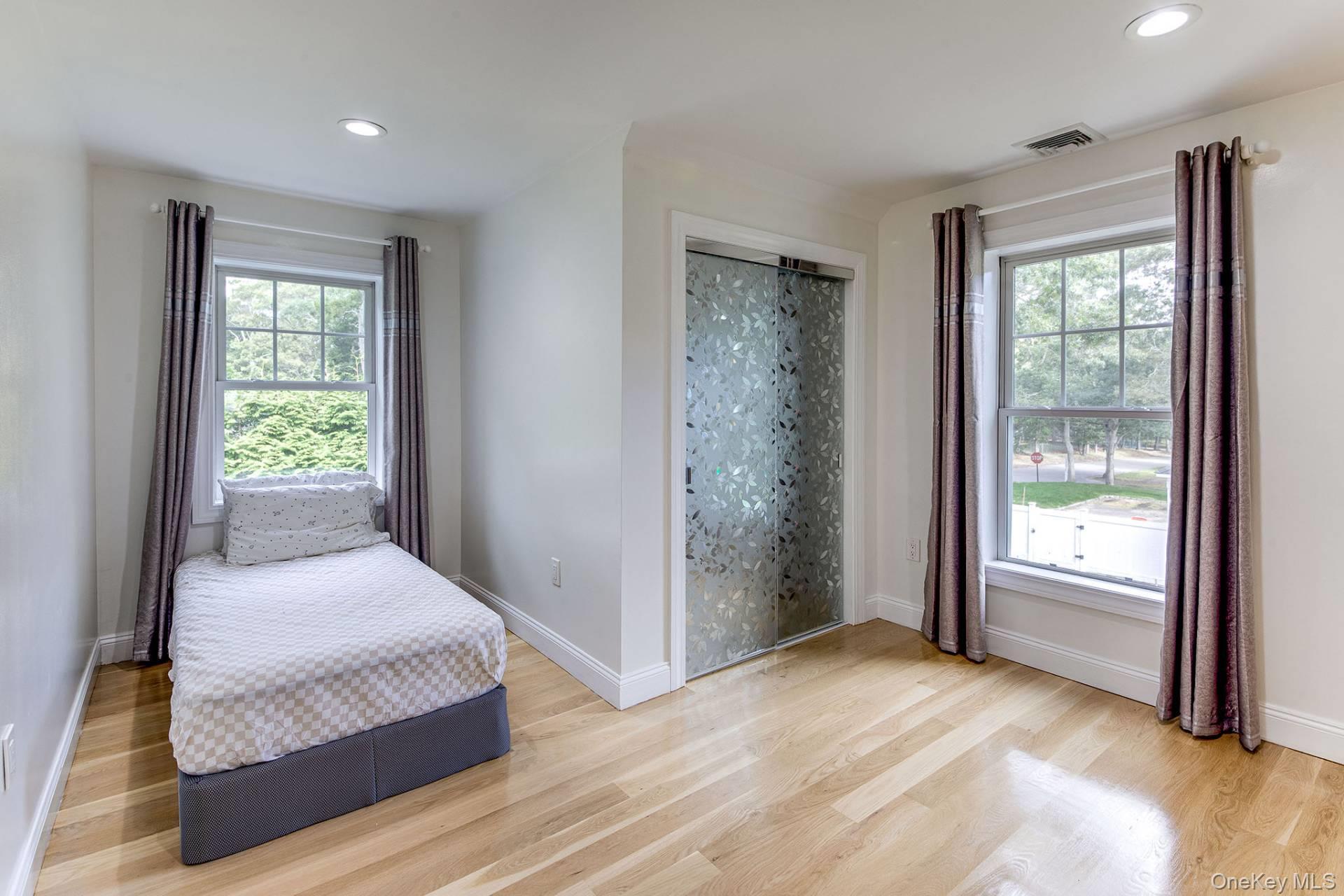 16 Hollyoak Avenue, East Hampton, NY 11937