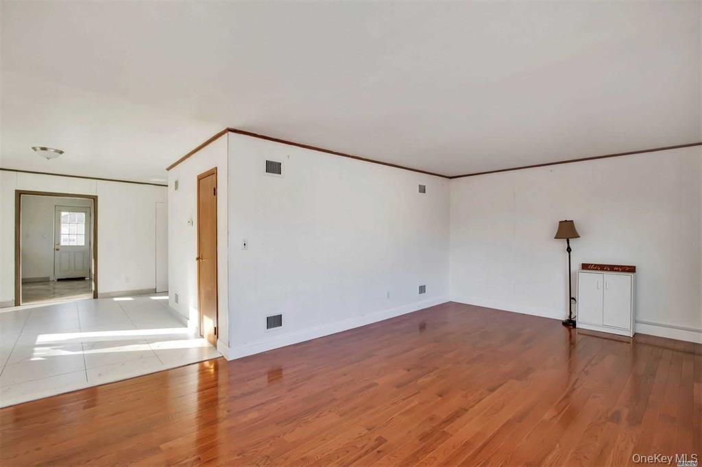 22 15th Street # Upper, Bayville, NY 11709