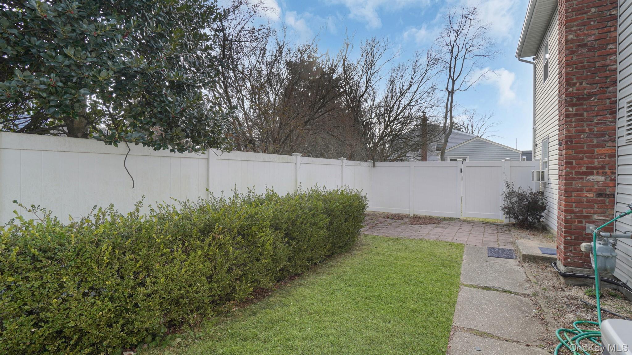 23 Madeline Lane, West Babylon, NY 11704