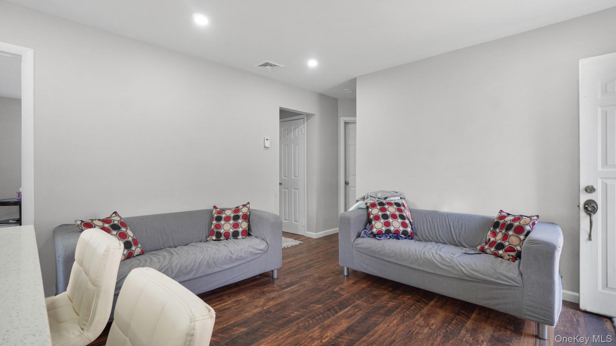 23 Madeline Lane, West Babylon, NY 11704