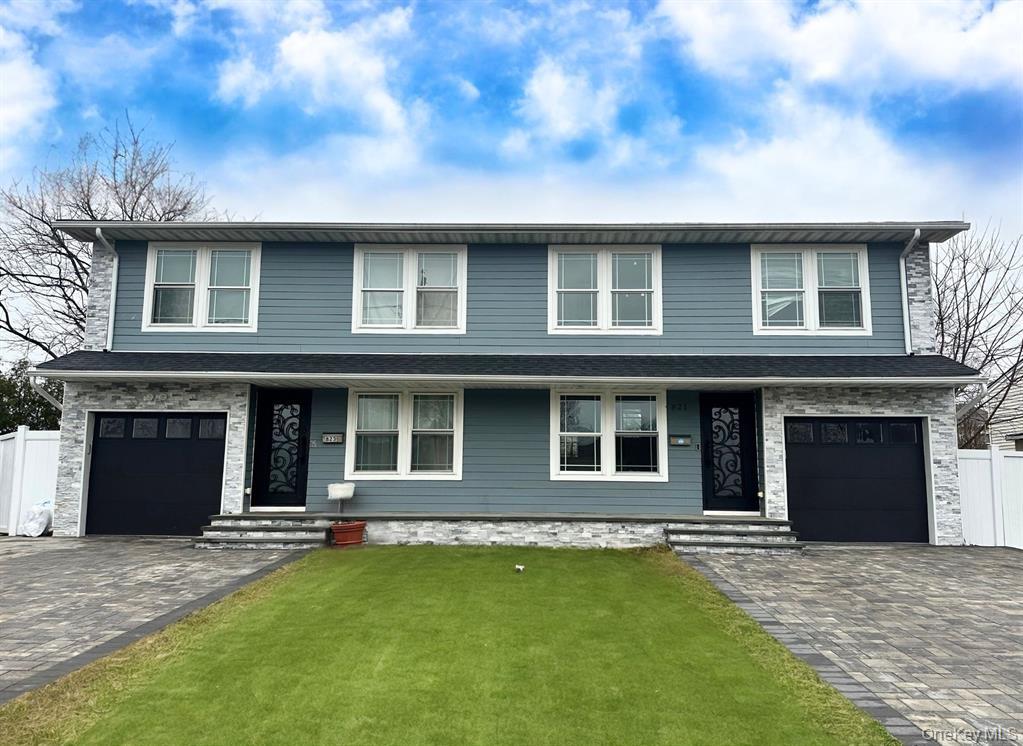 821 N Jefferson Avenue, Lindenhurst, NY 11757