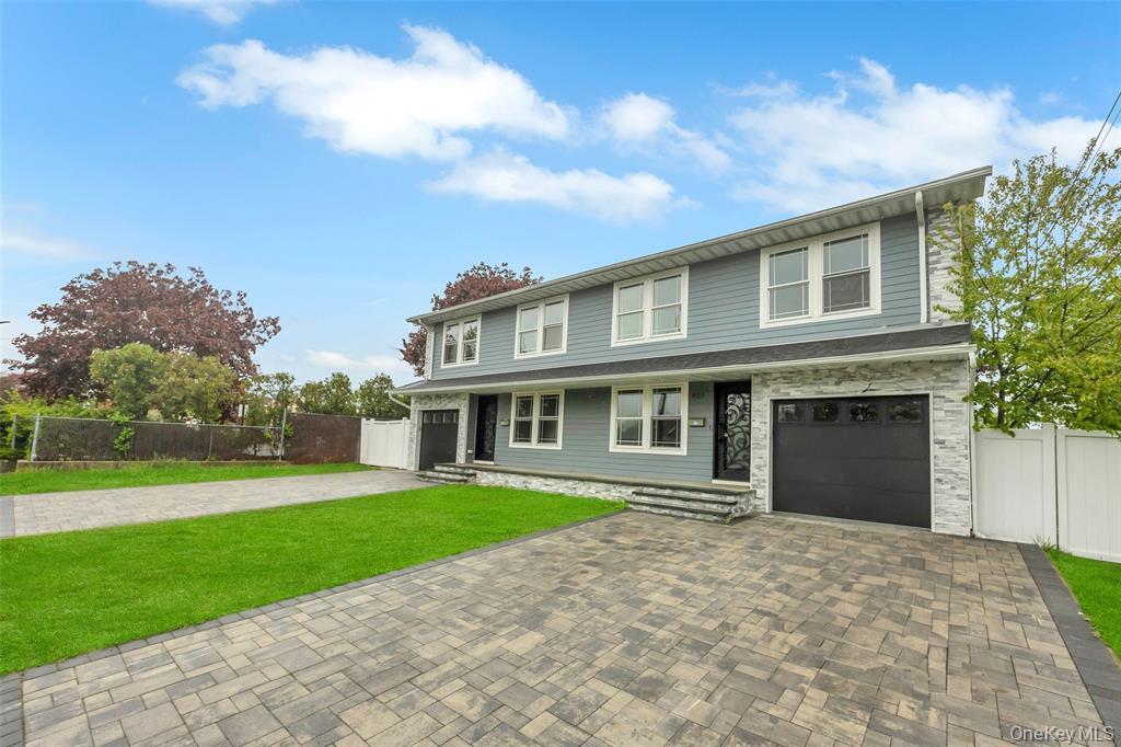 821 N Jefferson Avenue, Lindenhurst, NY 11757