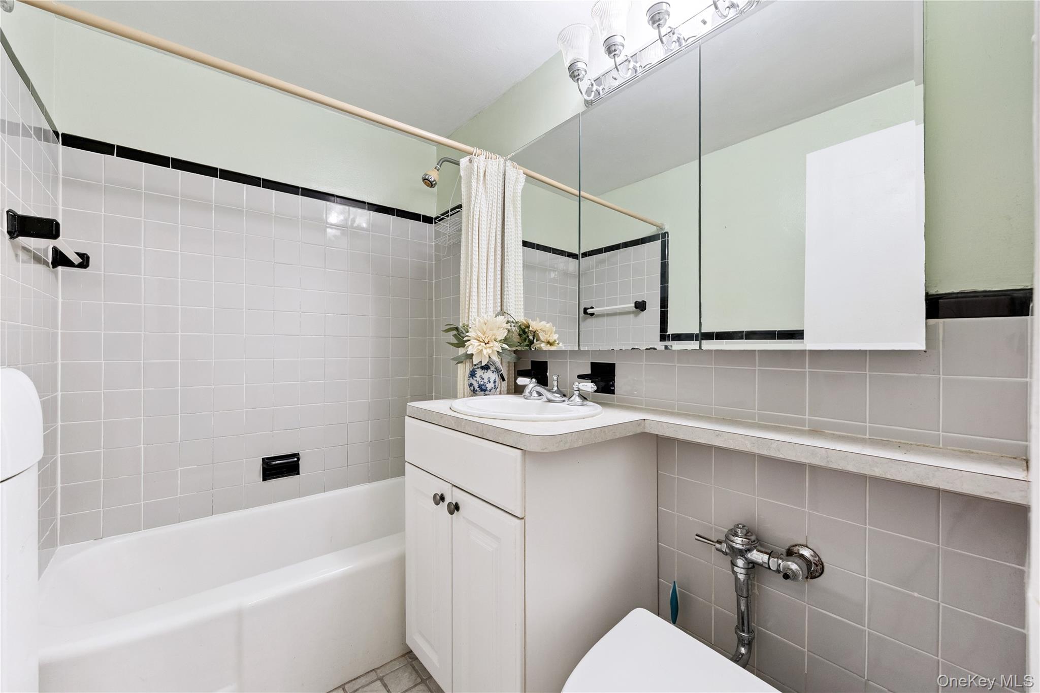 110-45 Queens Blvd # 807, Forest Hills, NY 11375