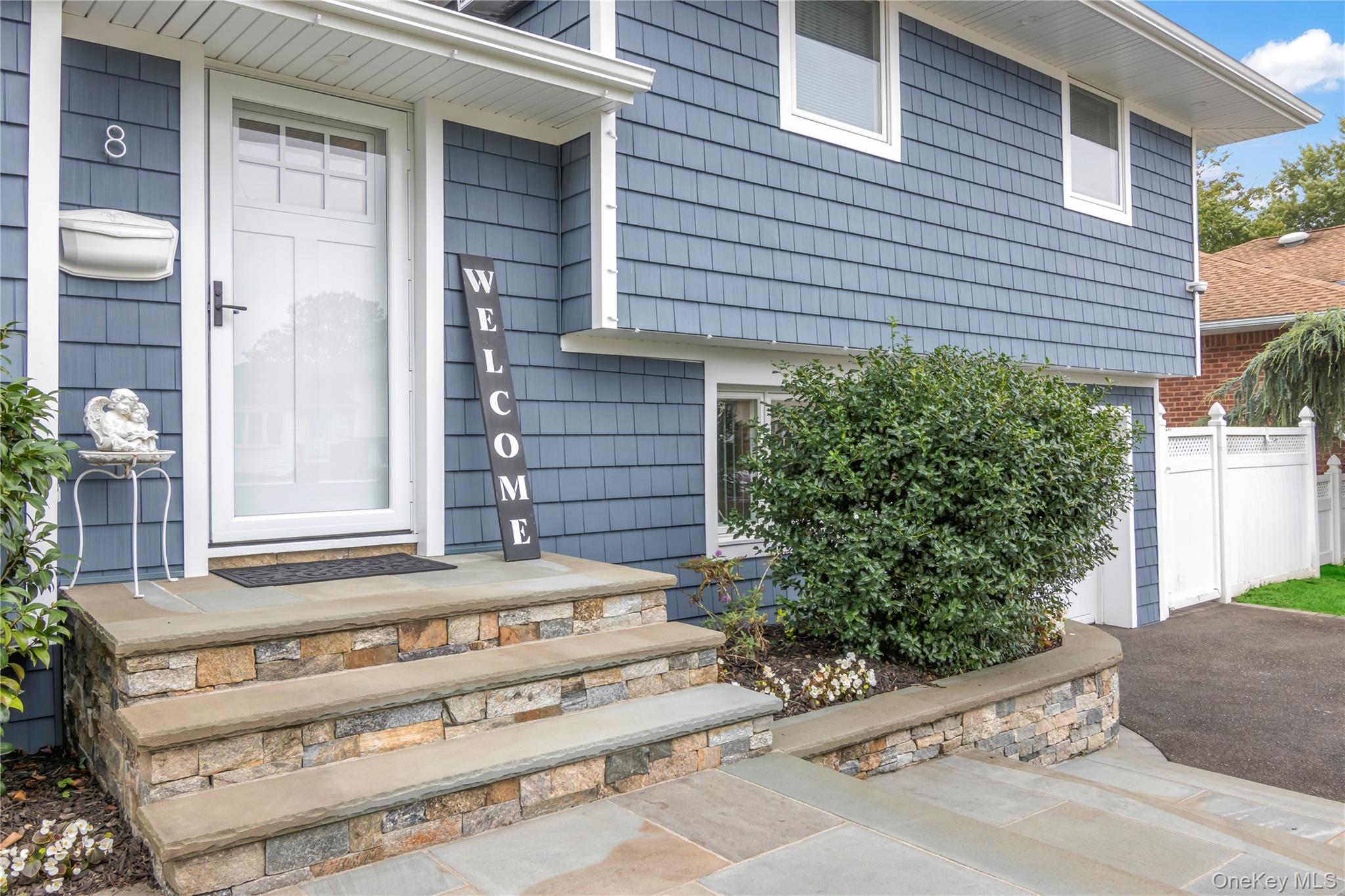 8 Gates Avenue, Plainview, NY 11803