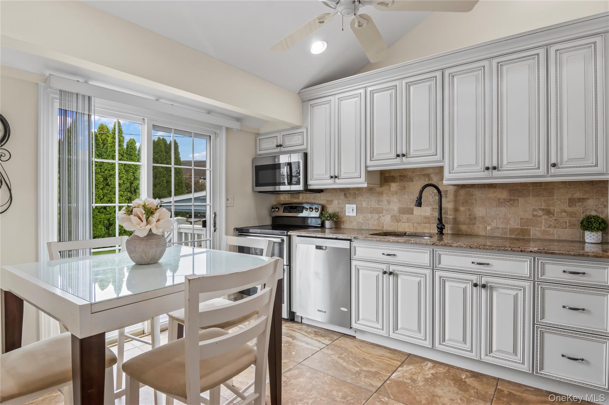 8 Gates Avenue, Plainview, NY 11803