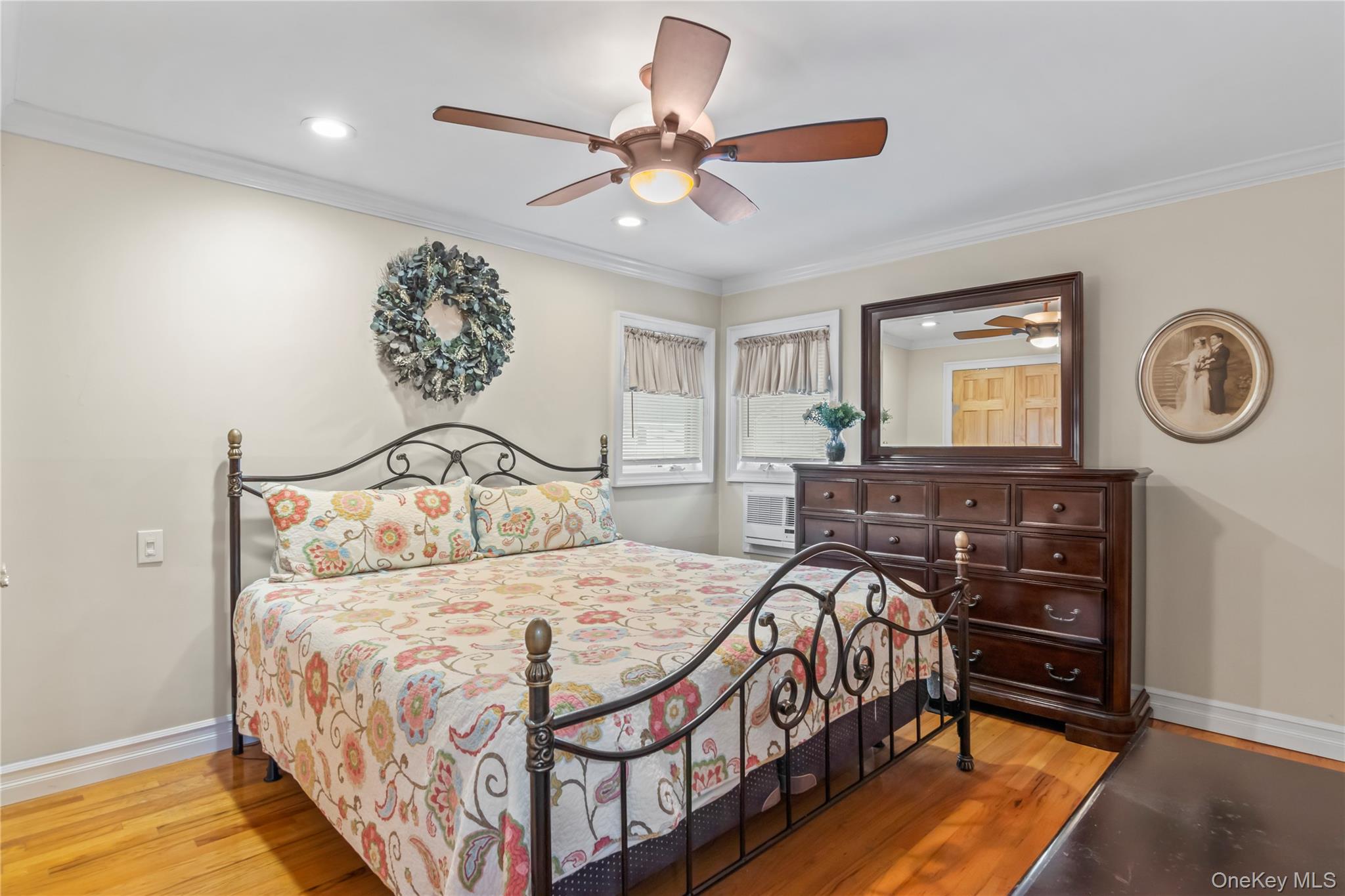 8 Gates Avenue, Plainview, NY 11803