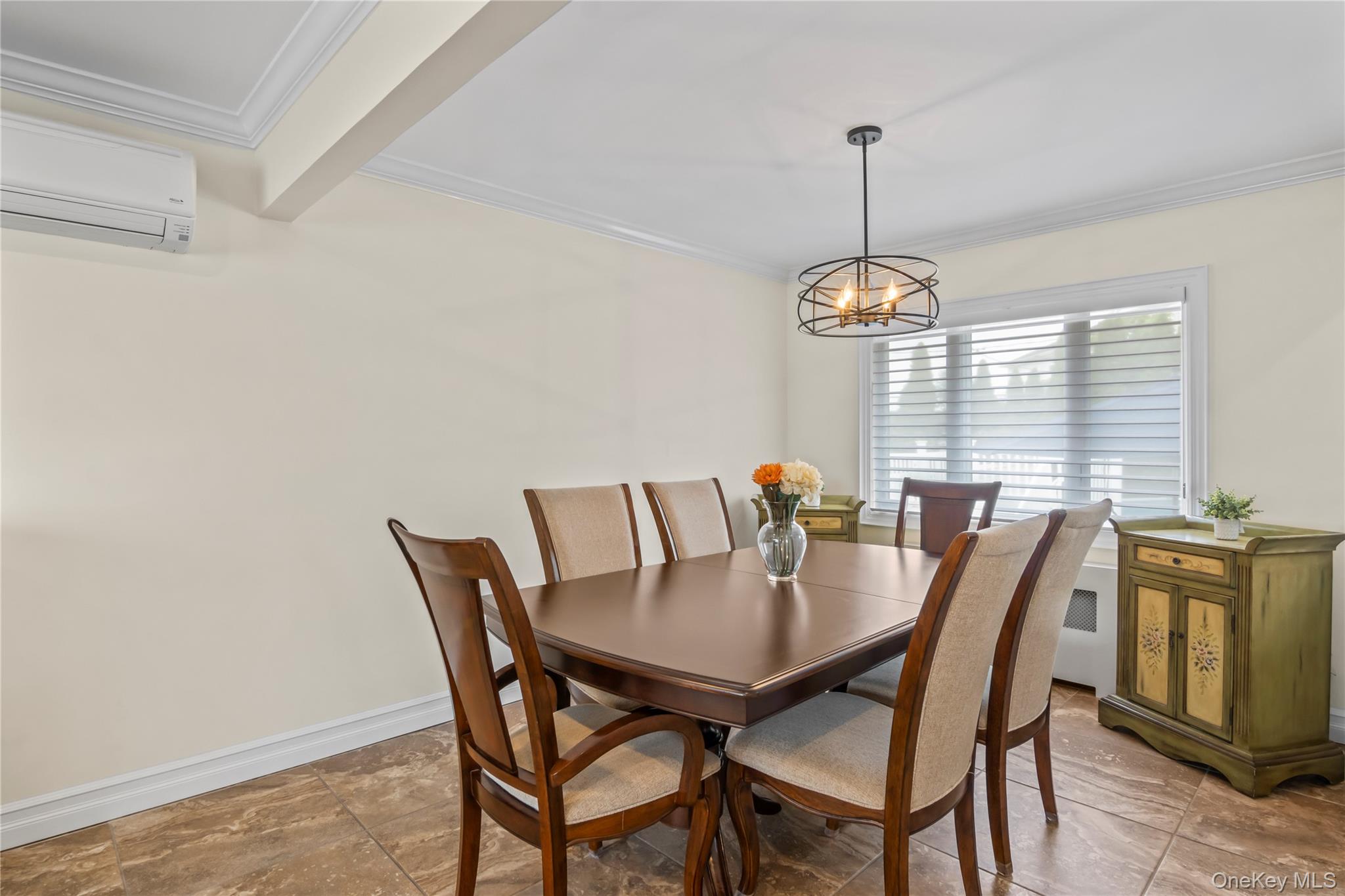 8 Gates Avenue, Plainview, NY 11803