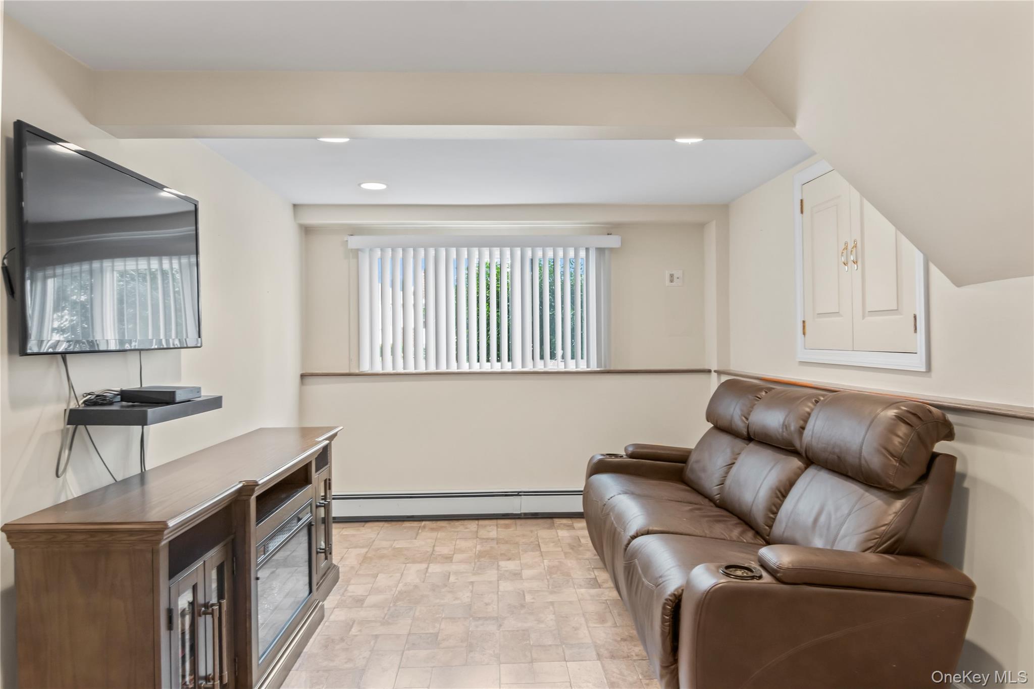 8 Gates Avenue, Plainview, NY 11803