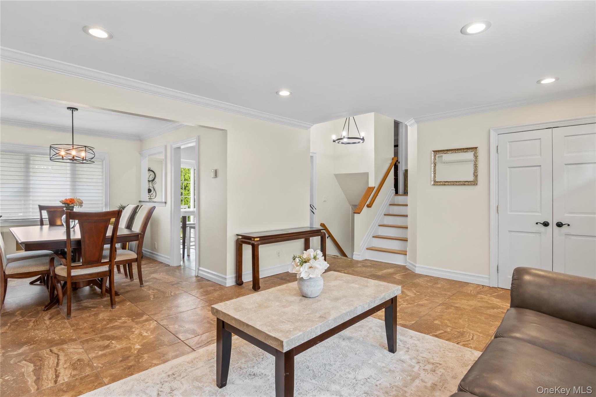 8 Gates Avenue, Plainview, NY 11803