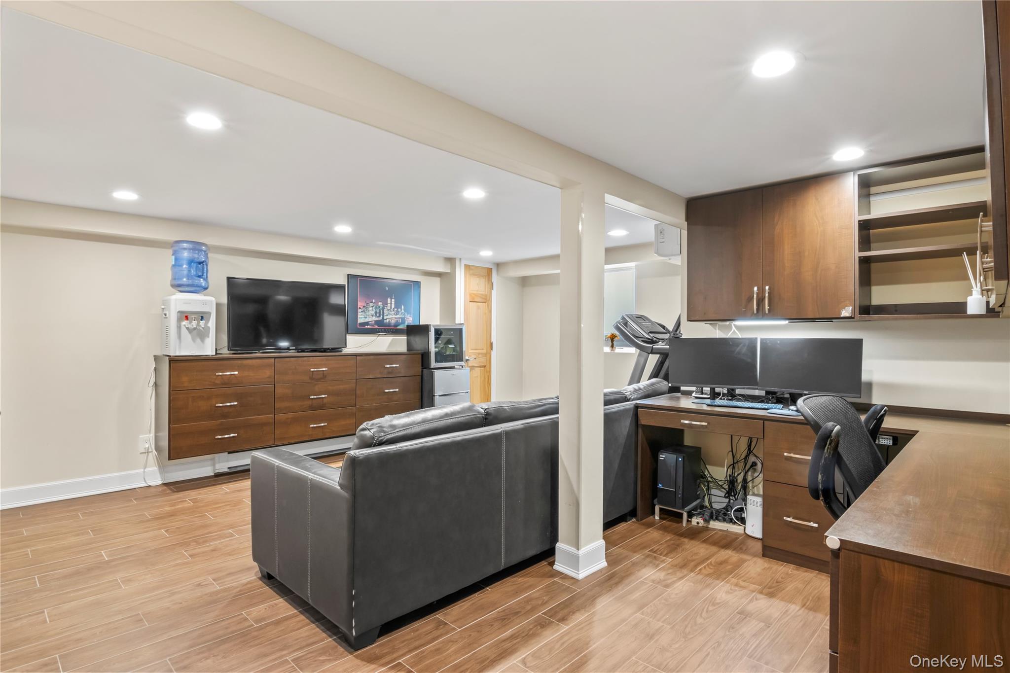 8 Gates Avenue, Plainview, NY 11803