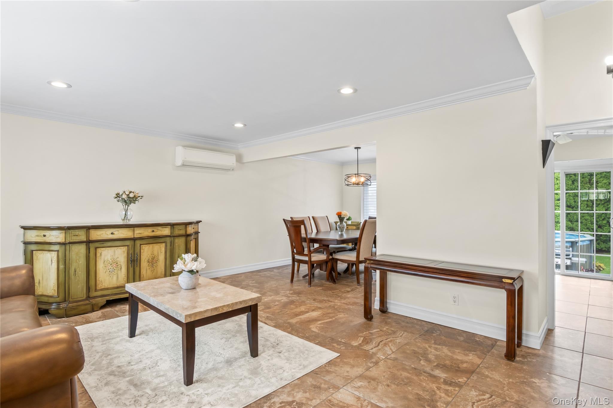 8 Gates Avenue, Plainview, NY 11803