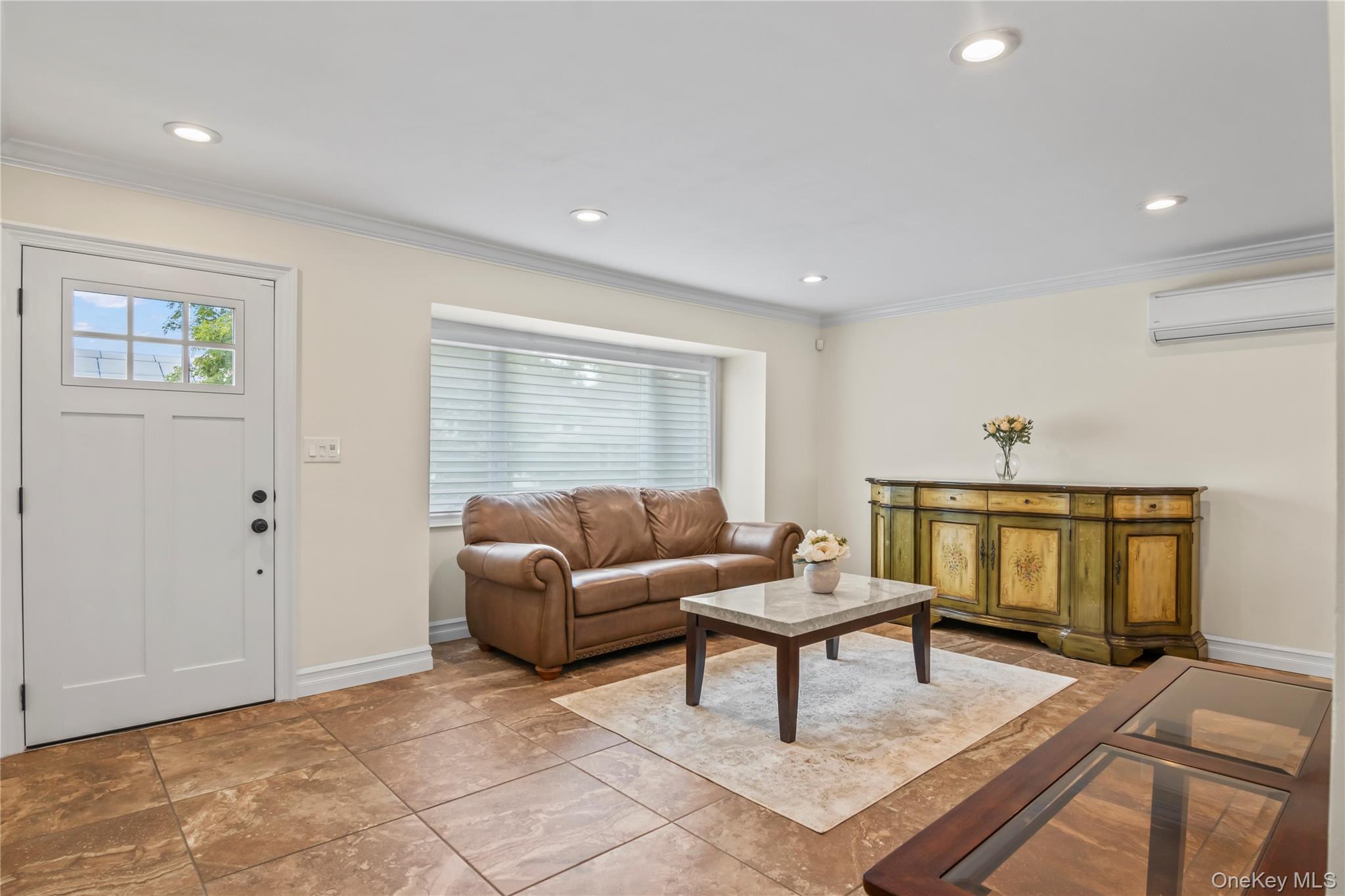 8 Gates Avenue, Plainview, NY 11803