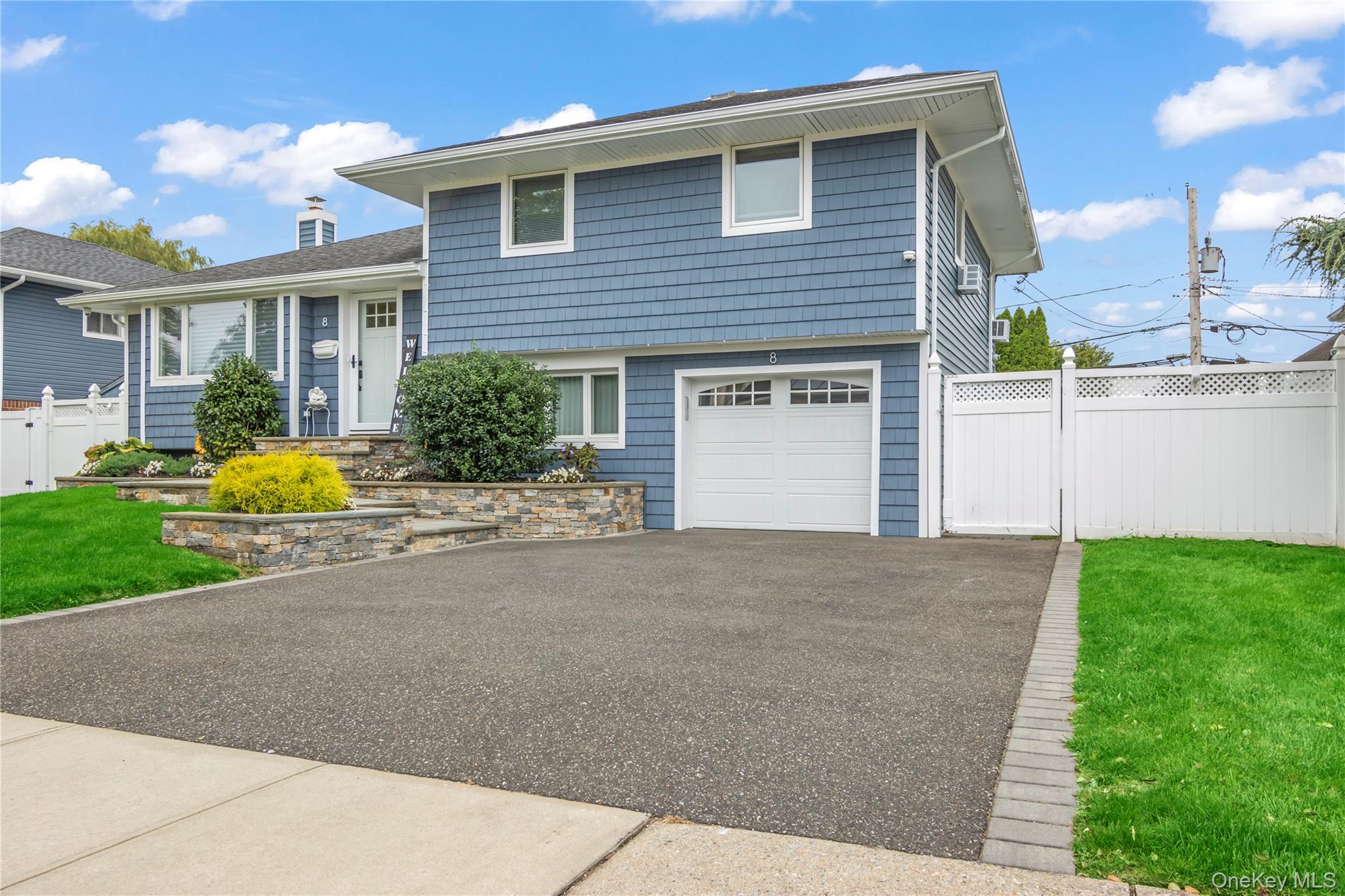 8 Gates Avenue, Plainview, NY 11803