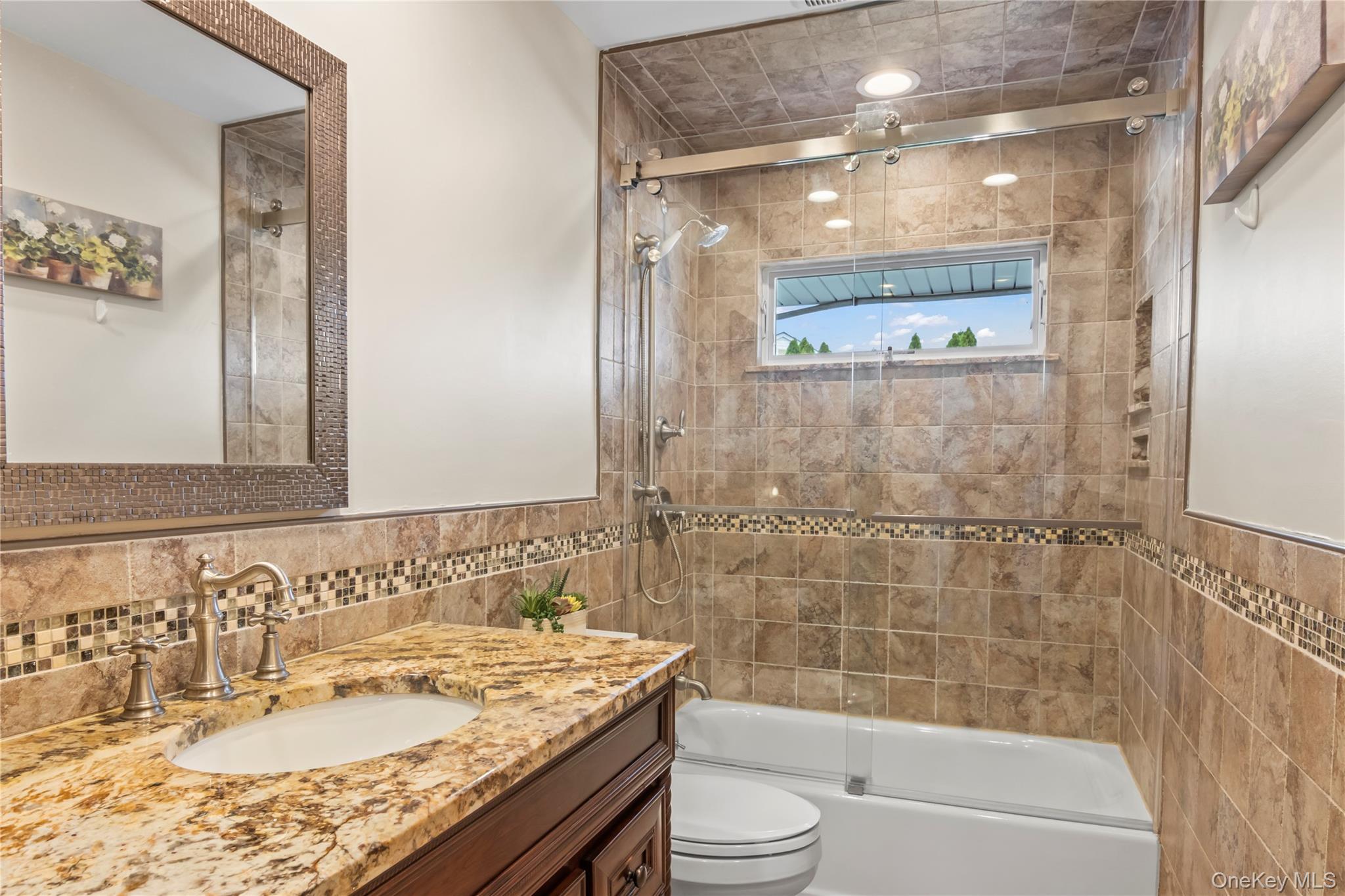 8 Gates Avenue, Plainview, NY 11803