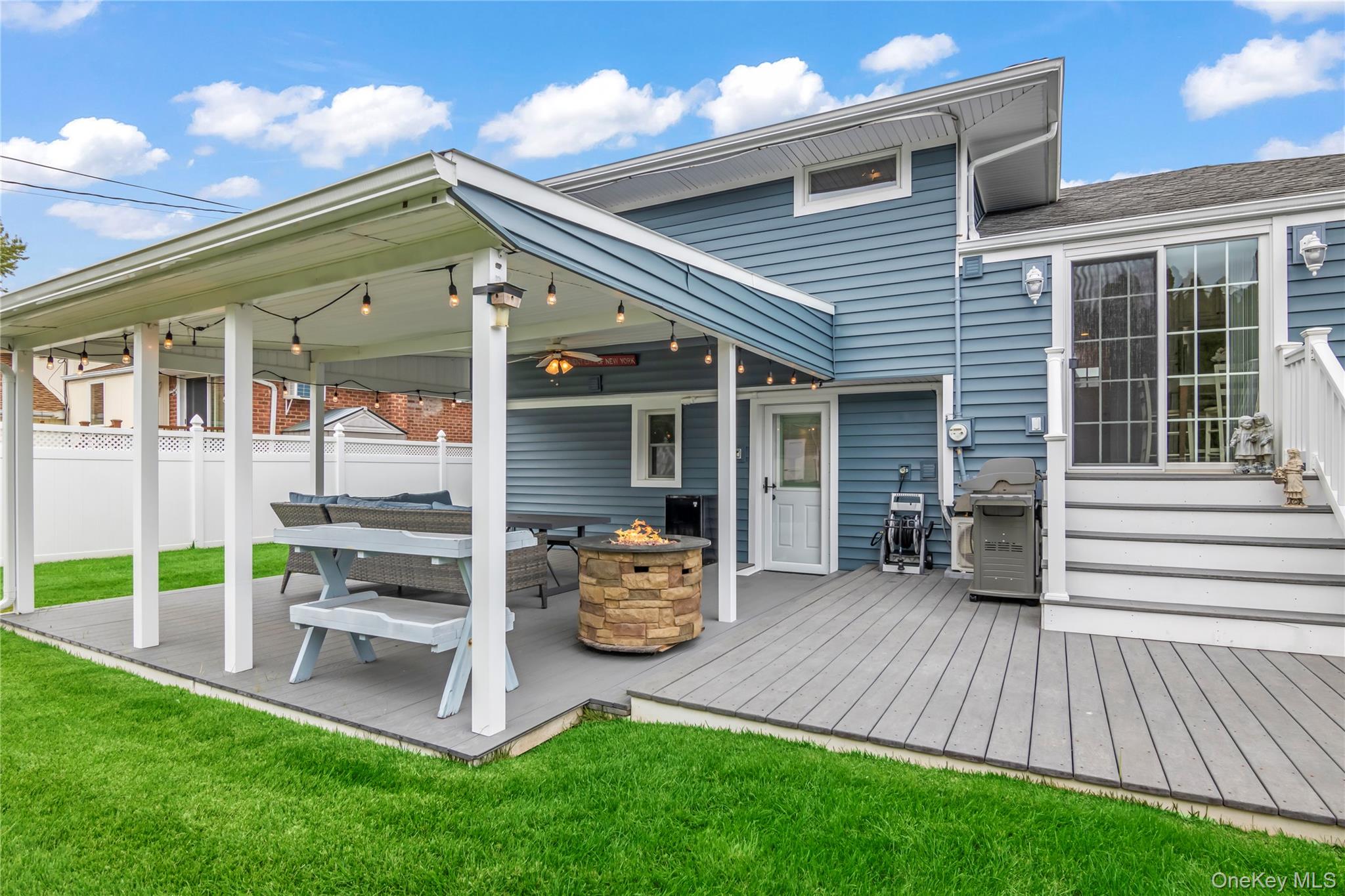 8 Gates Avenue, Plainview, NY 11803