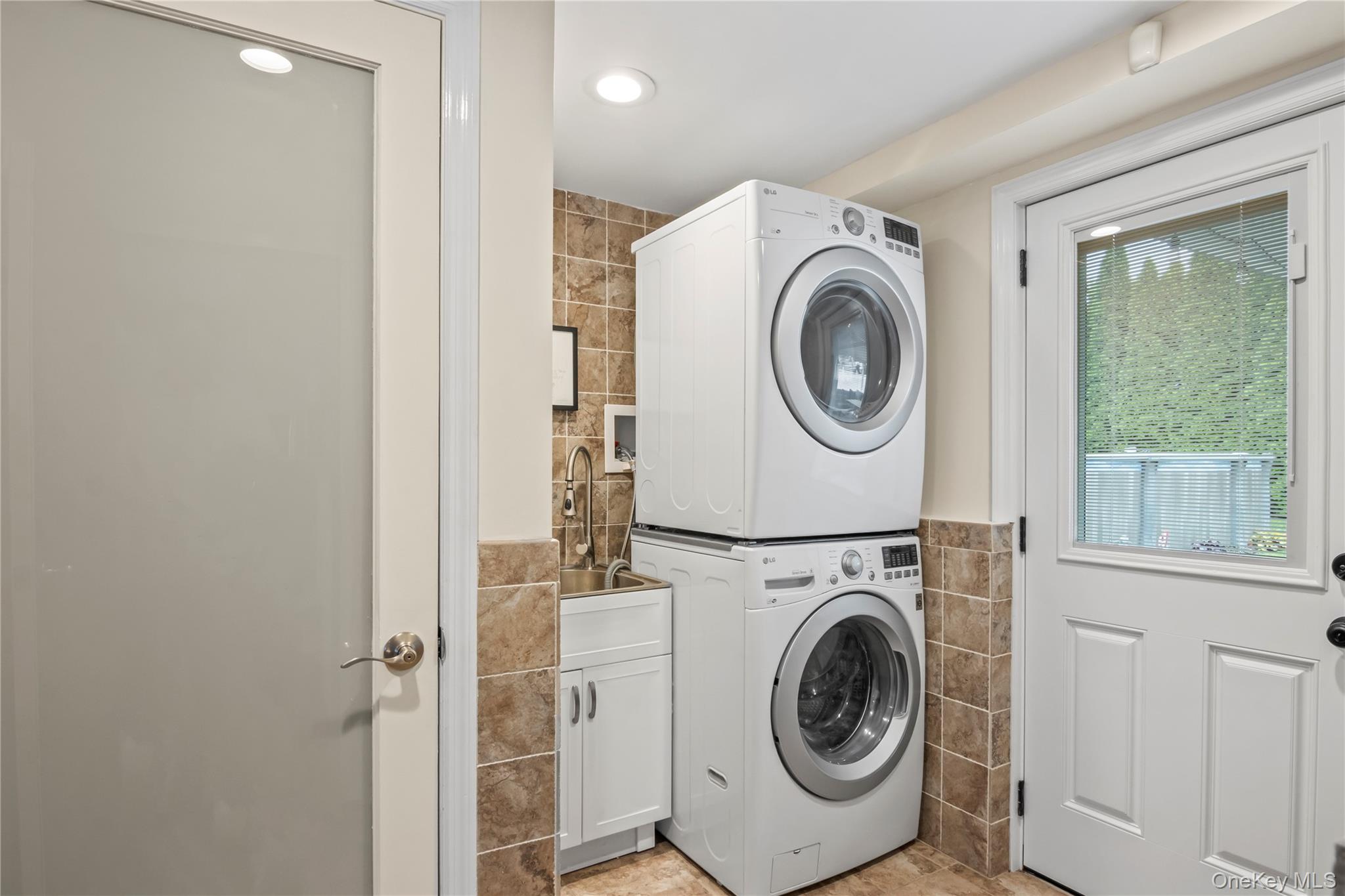 8 Gates Avenue, Plainview, NY 11803