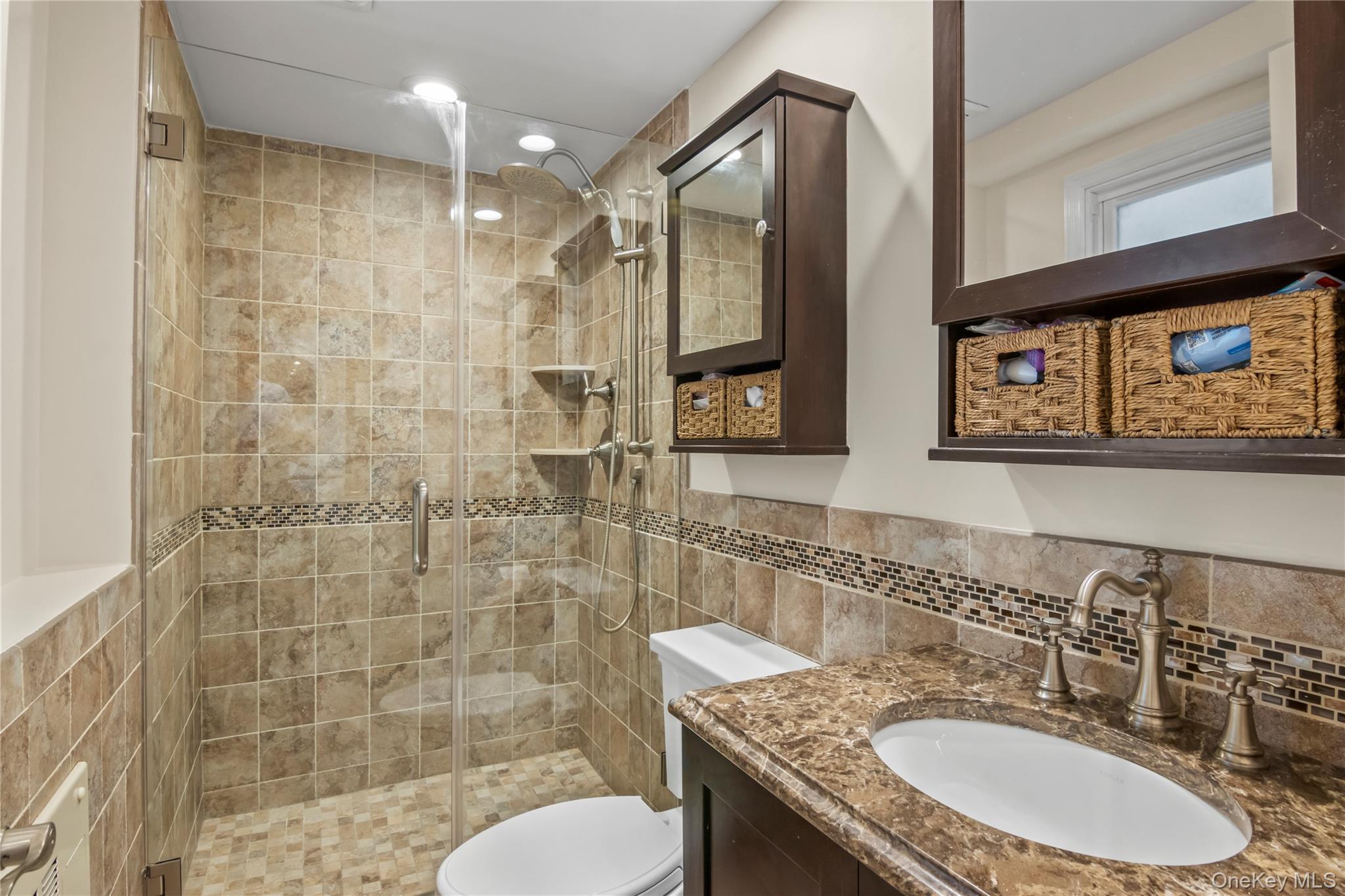 8 Gates Avenue, Plainview, NY 11803