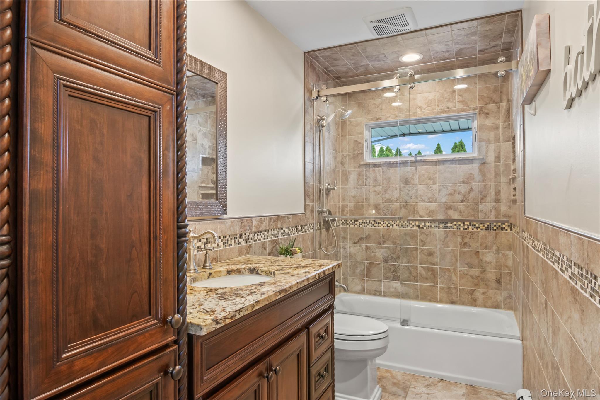 8 Gates Avenue, Plainview, NY 11803