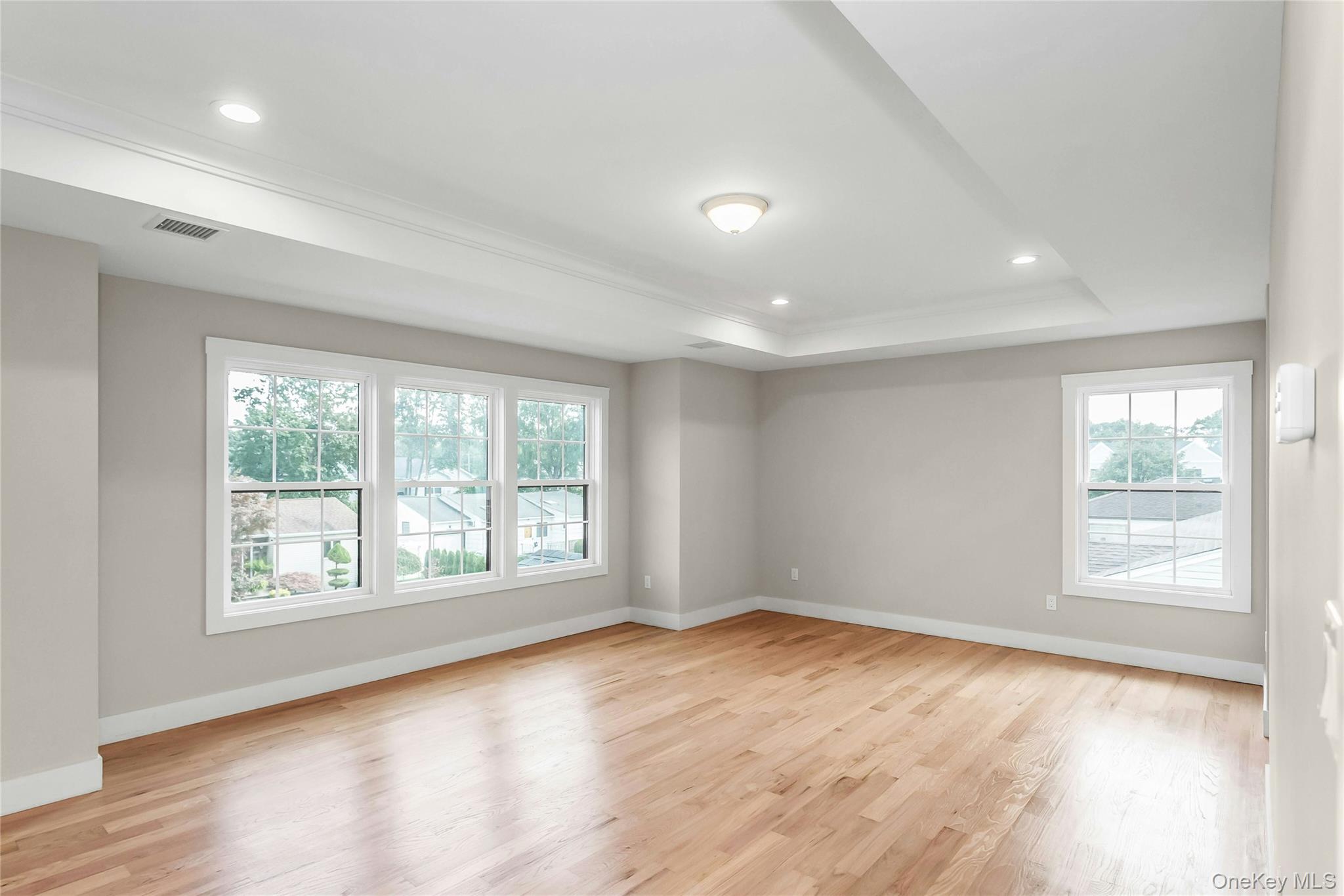 8 Sebree Place, Plainview, NY 11803