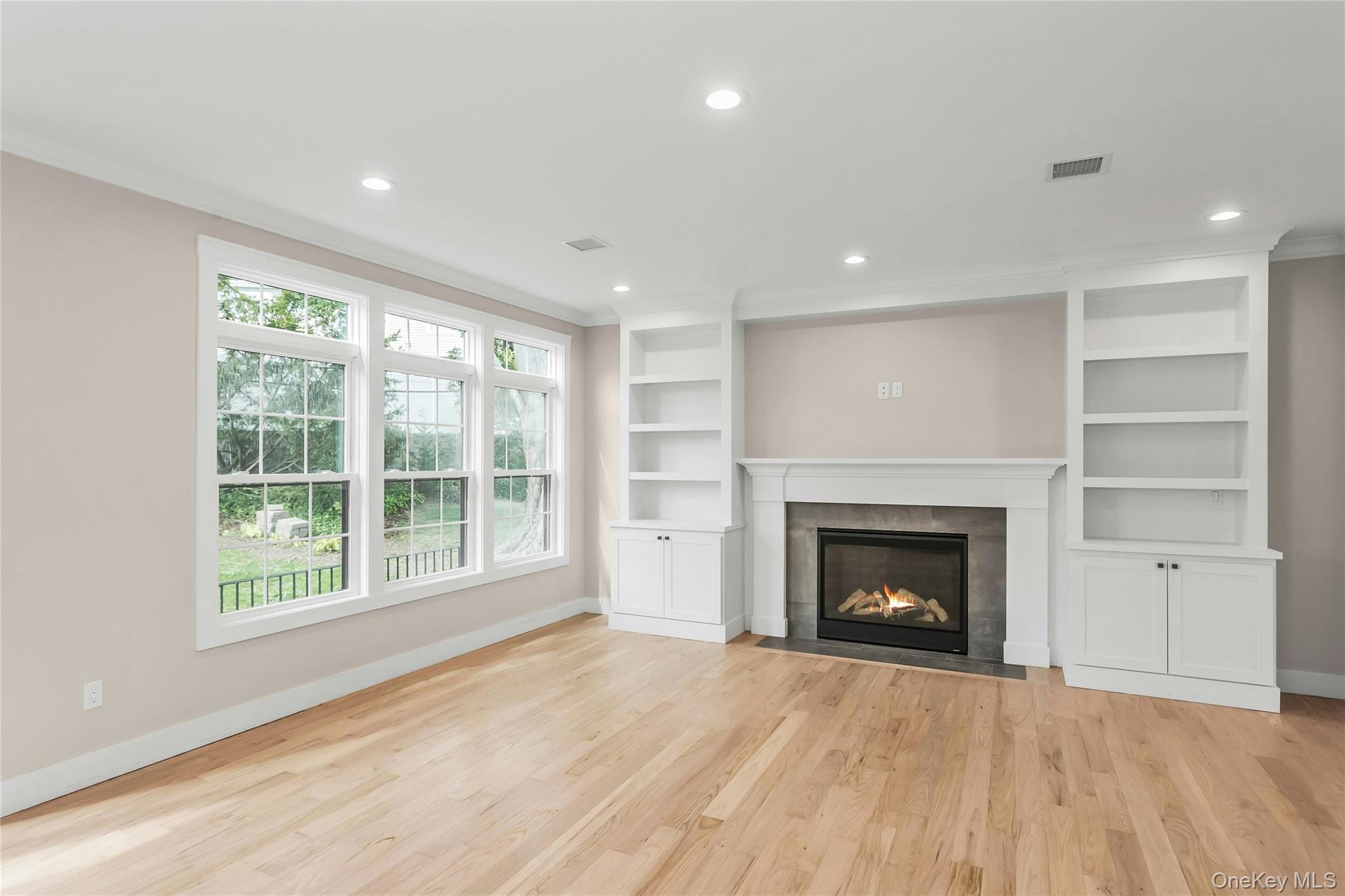 8 Sebree Place, Plainview, NY 11803