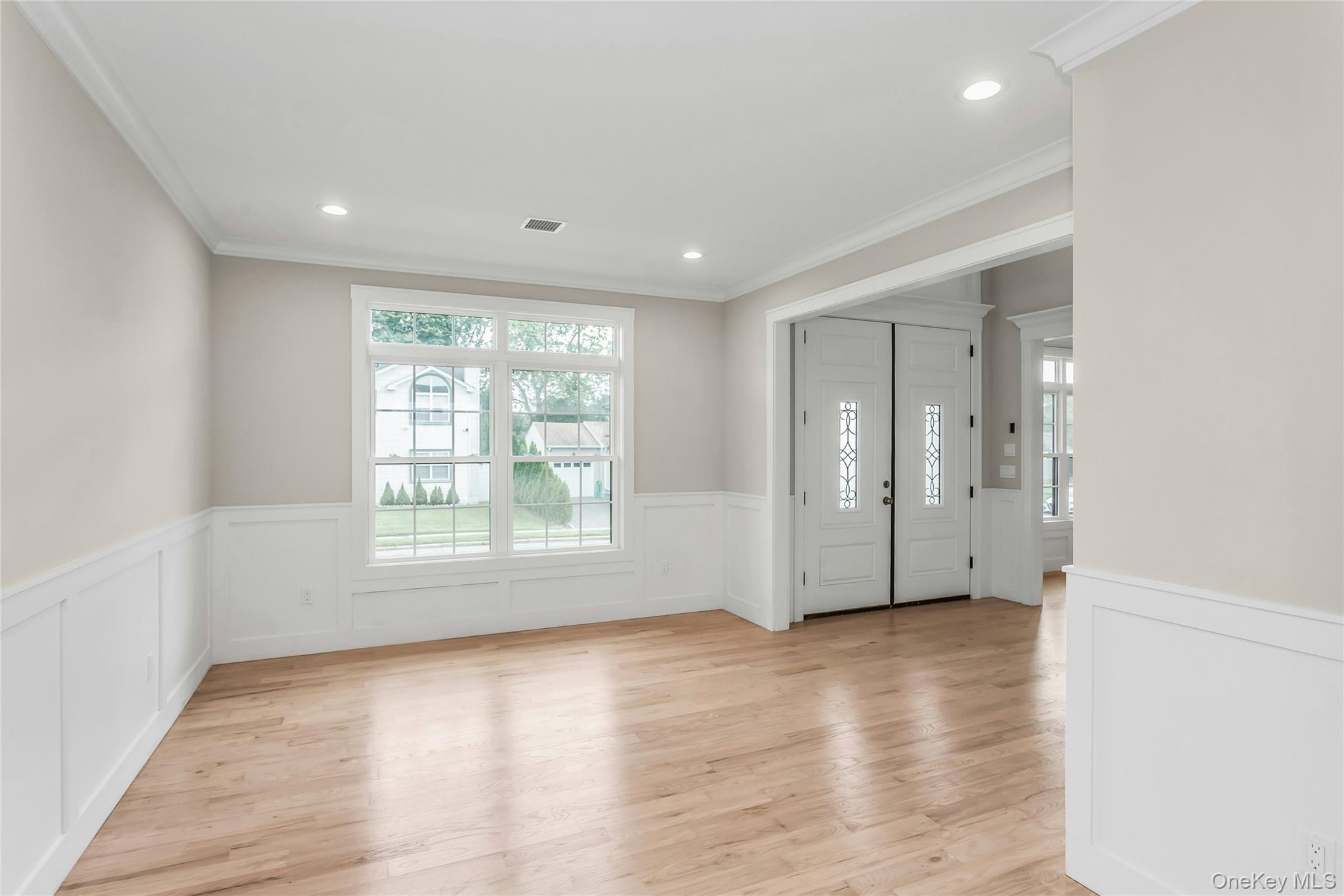 8 Sebree Place, Plainview, NY 11803