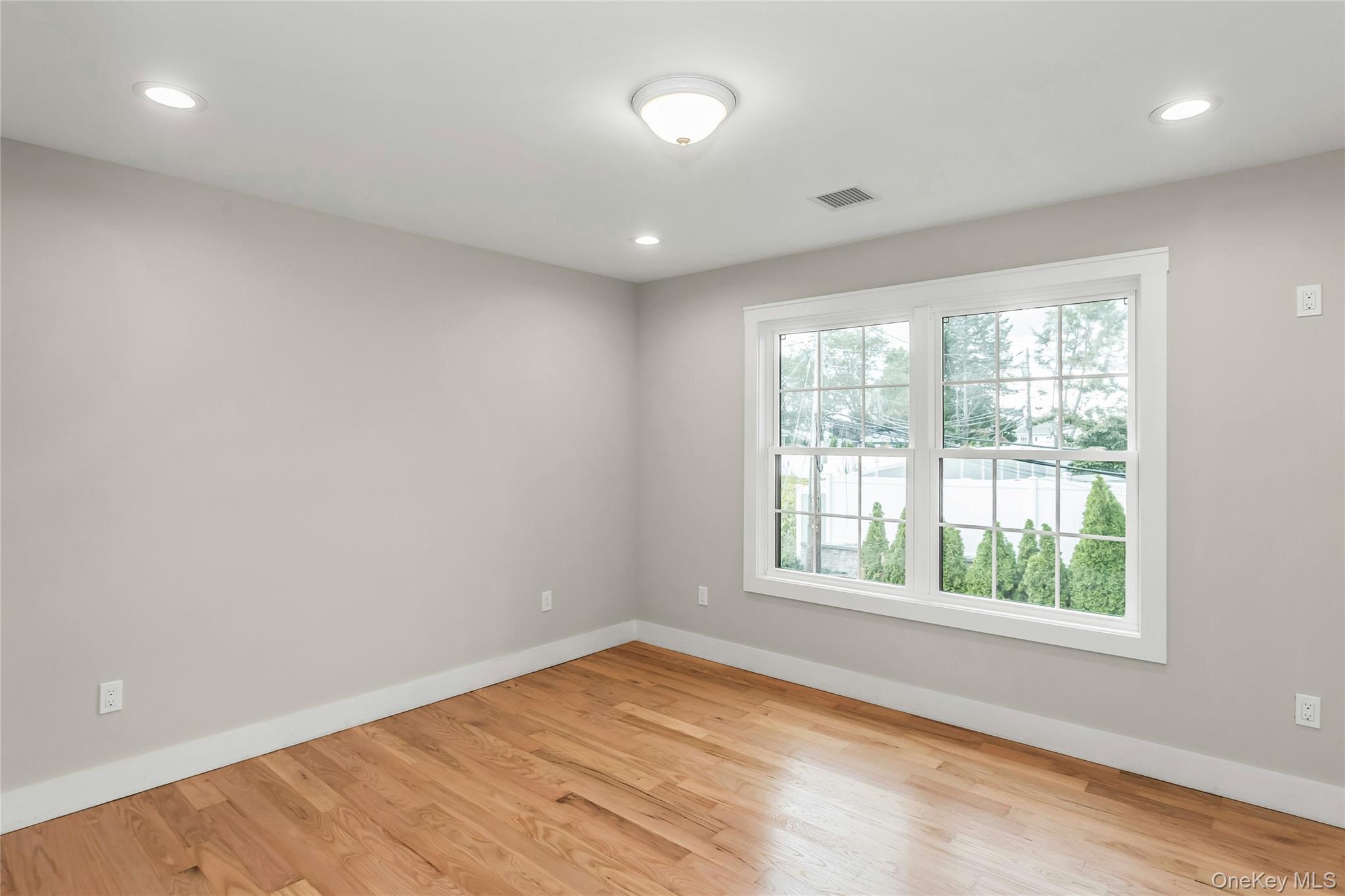 8 Sebree Place, Plainview, NY 11803