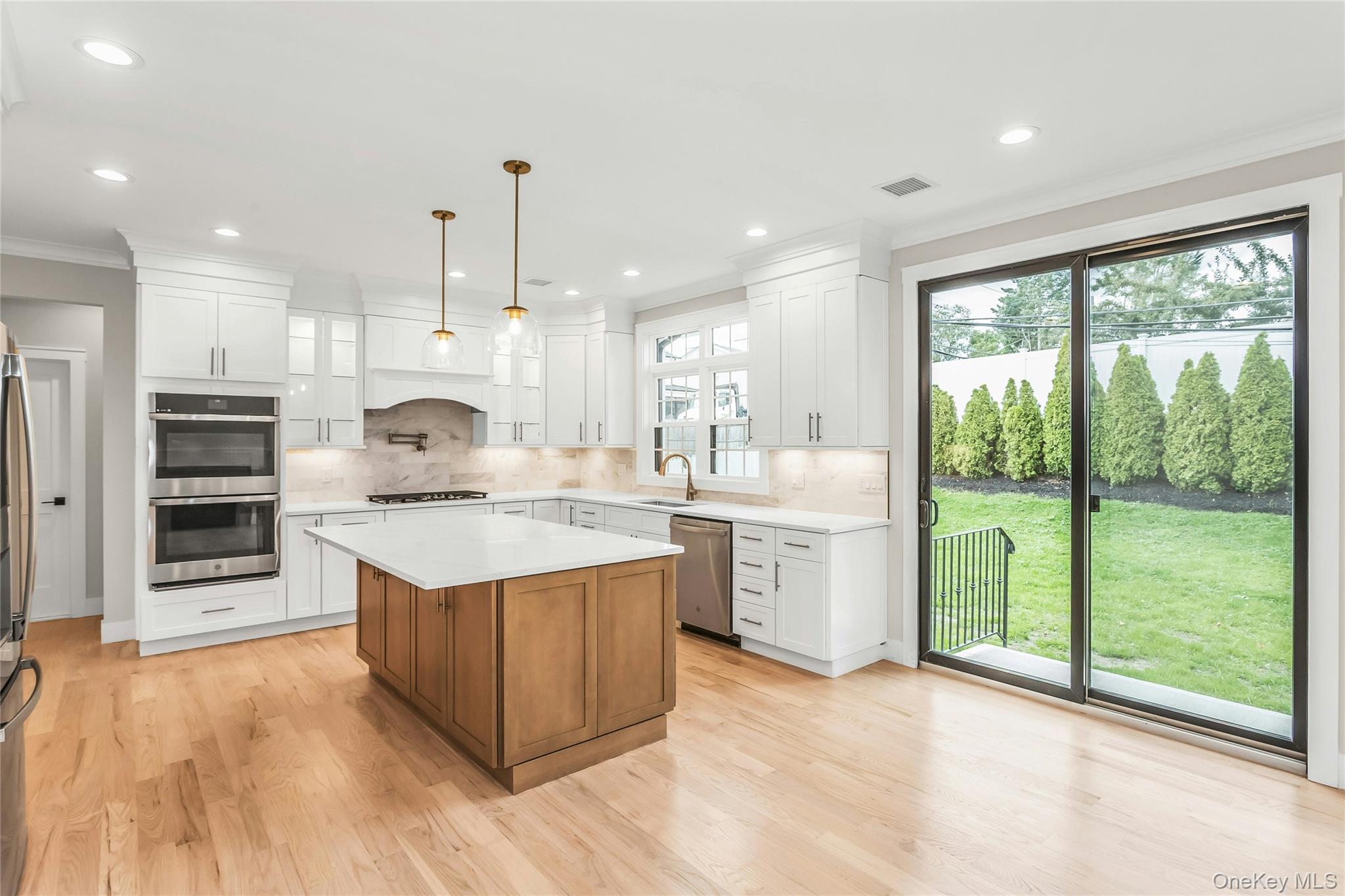 8 Sebree Place, Plainview, NY 11803