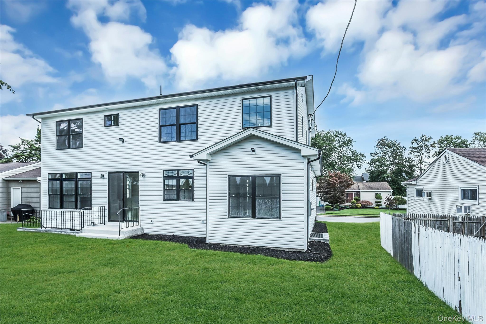 8 Sebree Place, Plainview, NY 11803