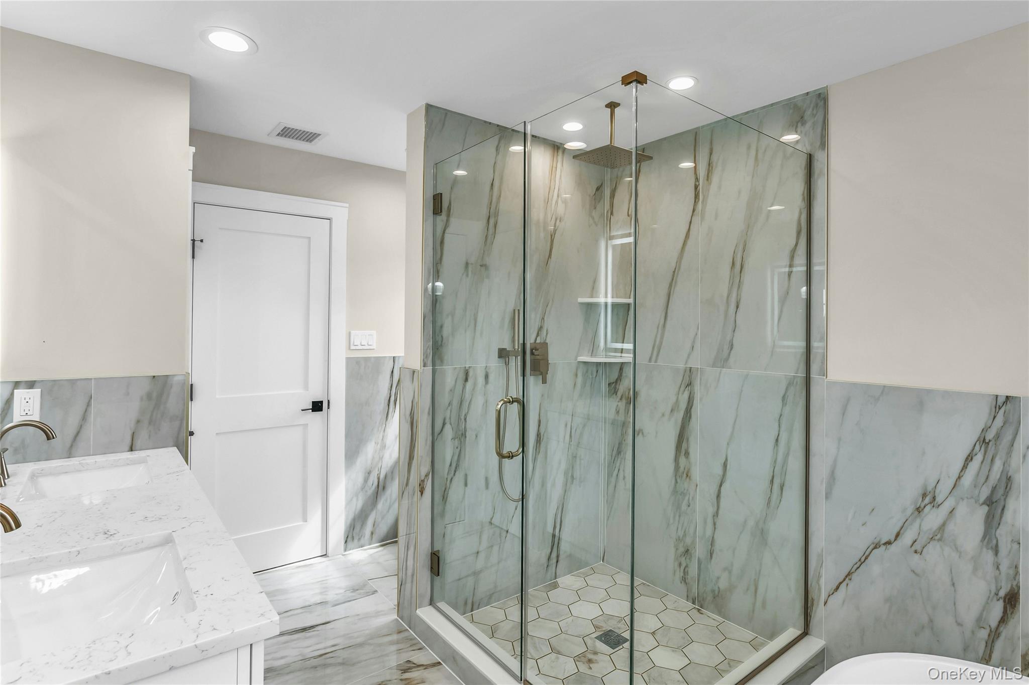 8 Sebree Place, Plainview, NY 11803