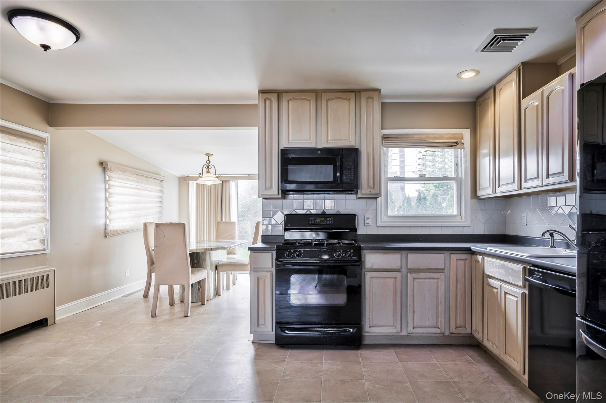 11 Jamaica Ave, Plainview, NY 11803