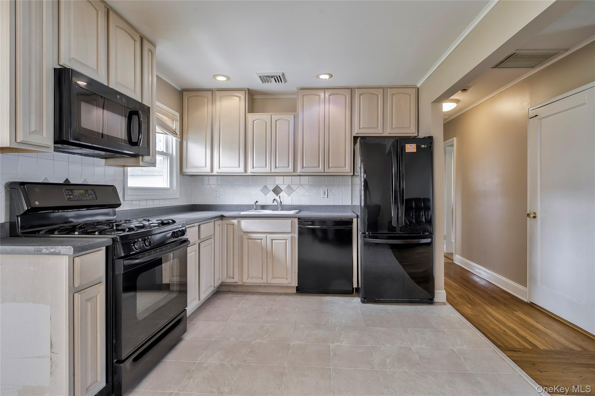 11 Jamaica Ave, Plainview, NY 11803