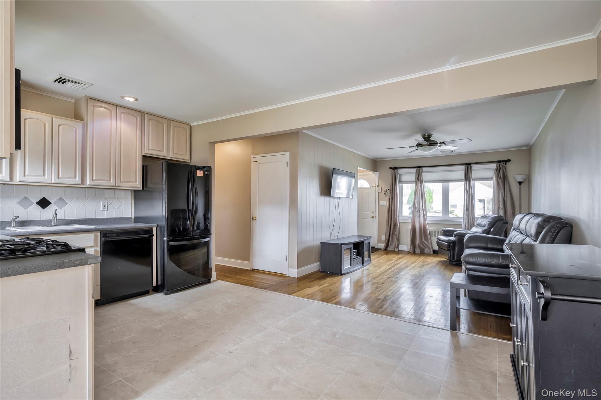 11 Jamaica Ave, Plainview, NY 11803