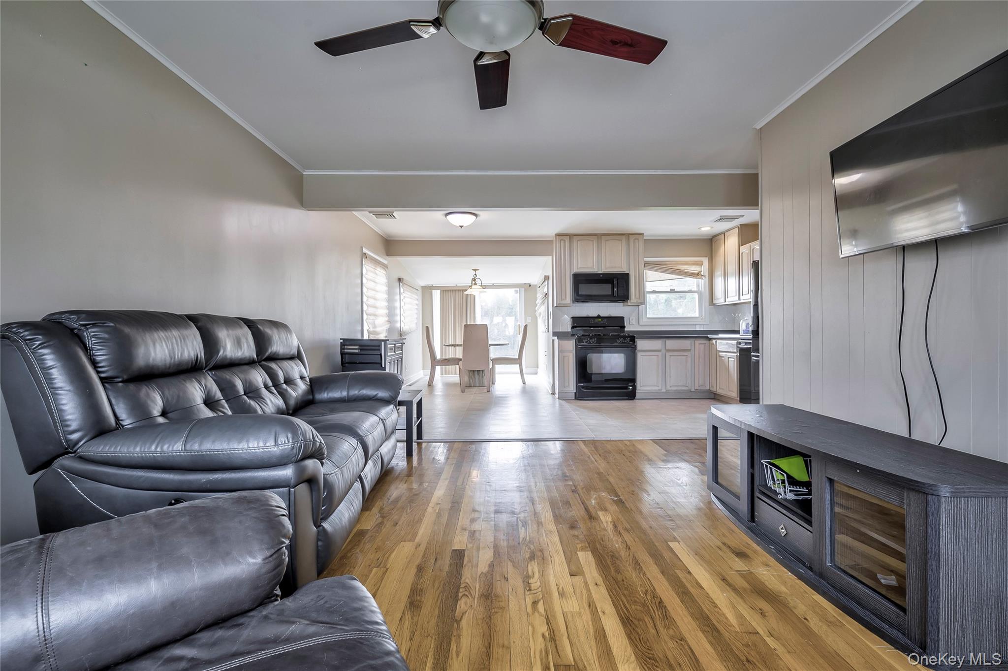 11 Jamaica Ave, Plainview, NY 11803