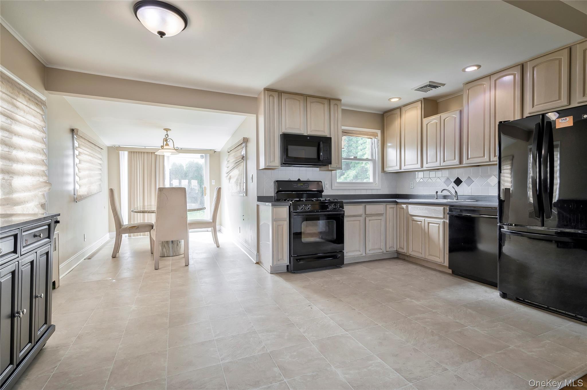 11 Jamaica Ave, Plainview, NY 11803