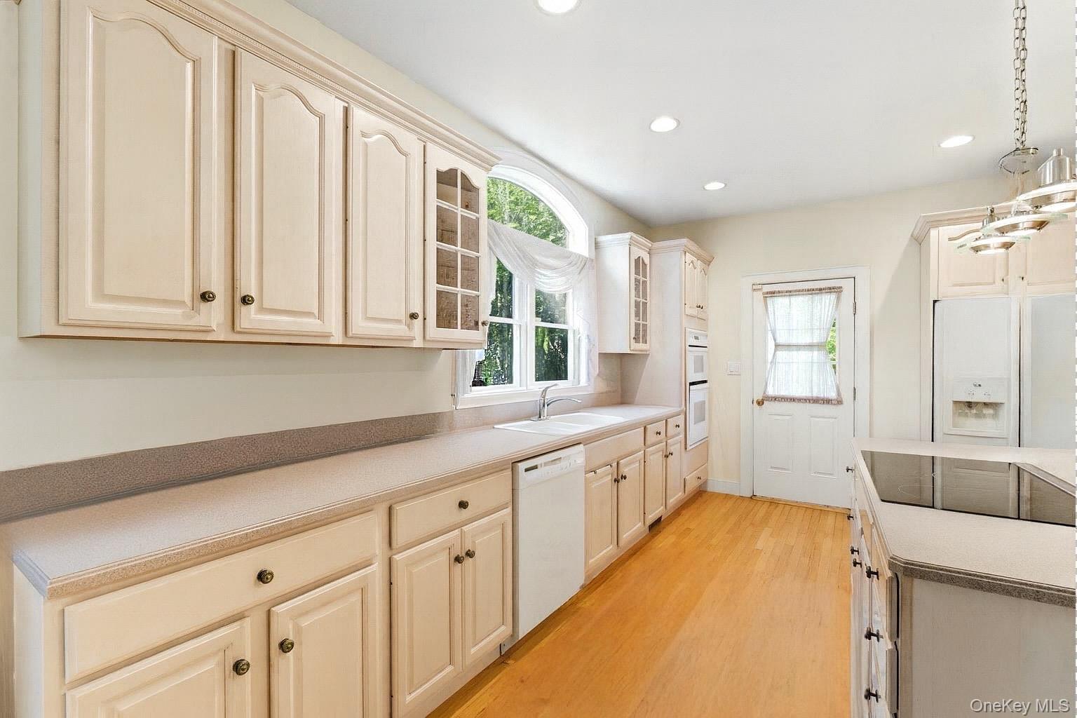 10 Woodhull Landing Road, Miller Place, NY 11764