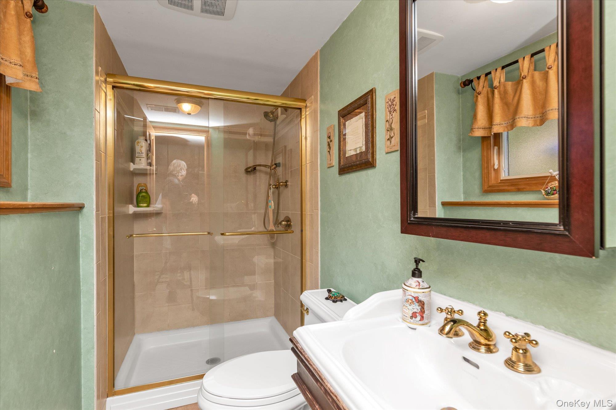 84 Lake Road, Greenlawn, NY 11740