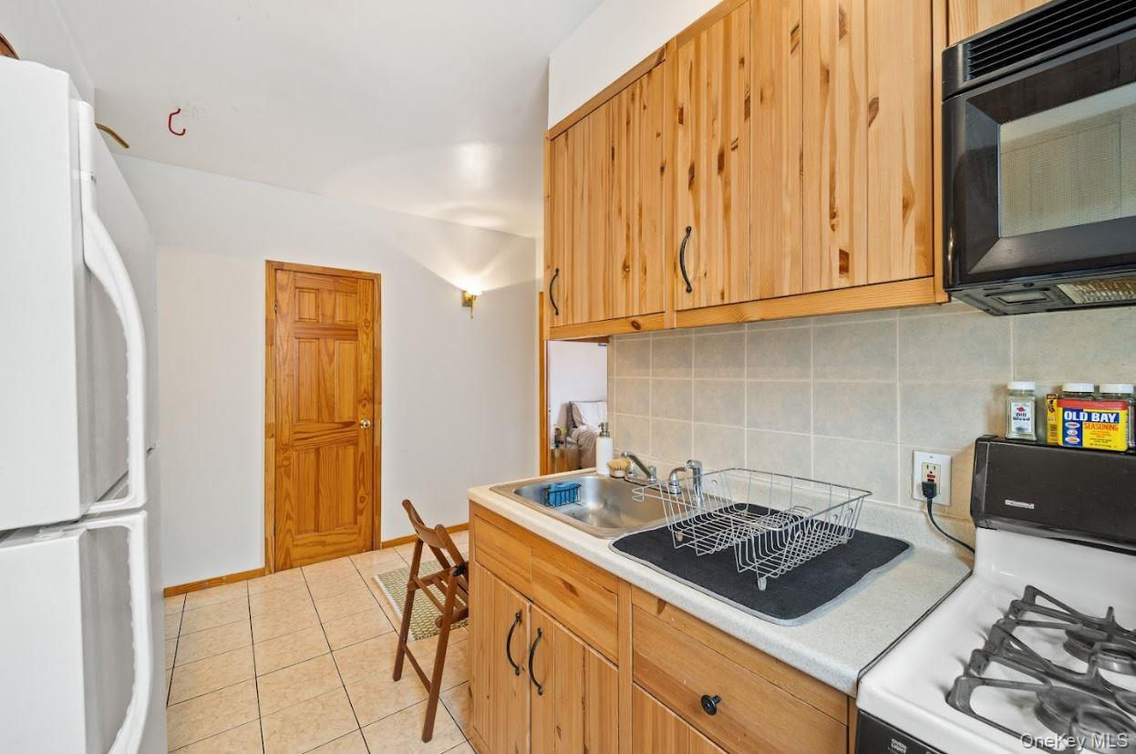 6185 Grove Street, Ridgewood, NY 11385