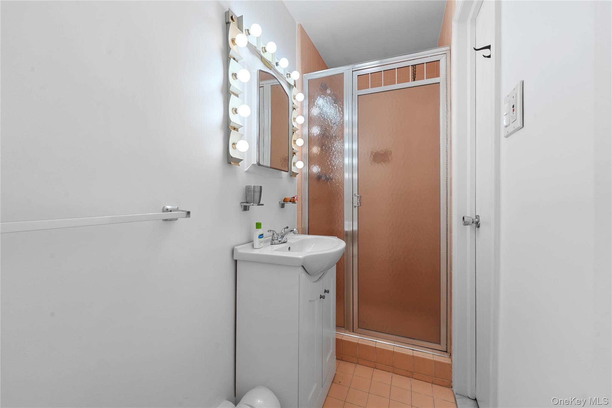 1 Willow Lane, Hewlett Harbor, NY 11557