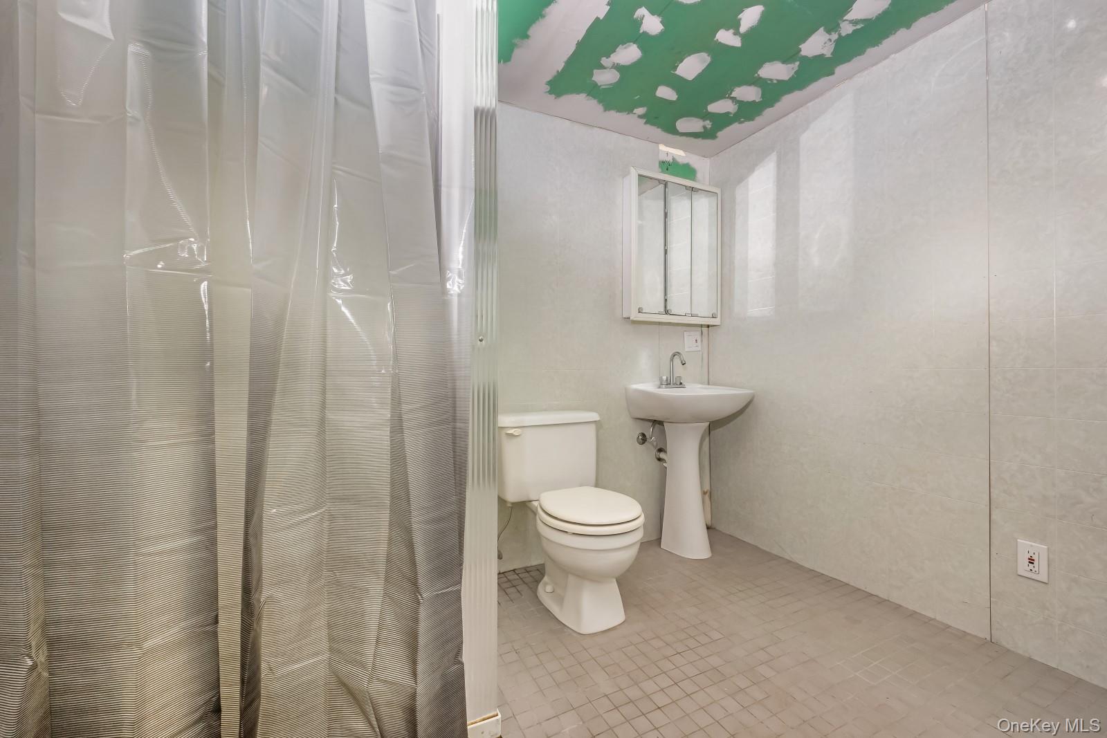 34 Midland Road, Roslyn Heights, NY 11577