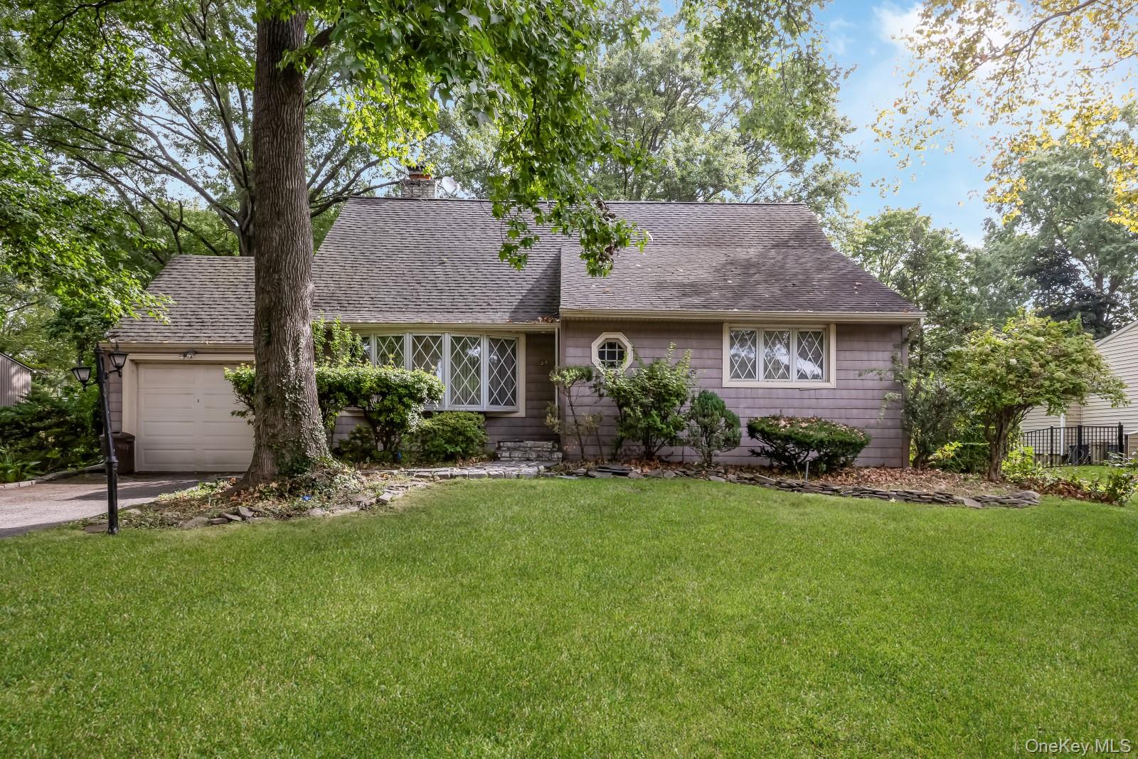34 Midland Road, Roslyn Heights, NY 11577