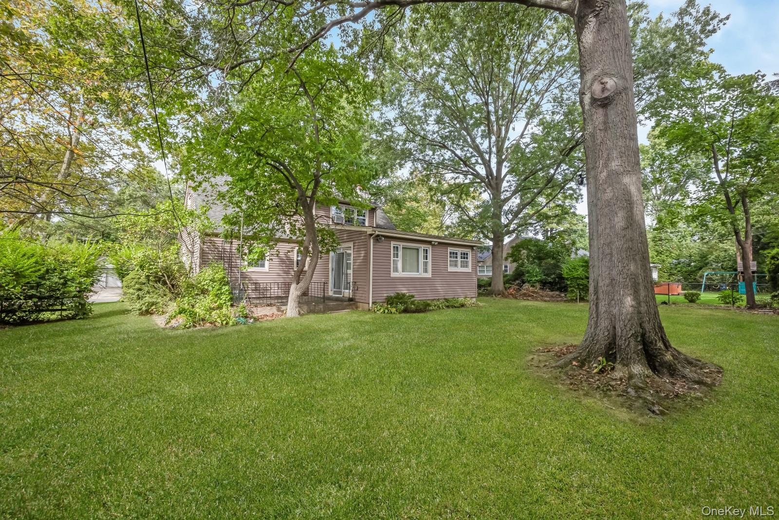 34 Midland Road, Roslyn Heights, NY 11577