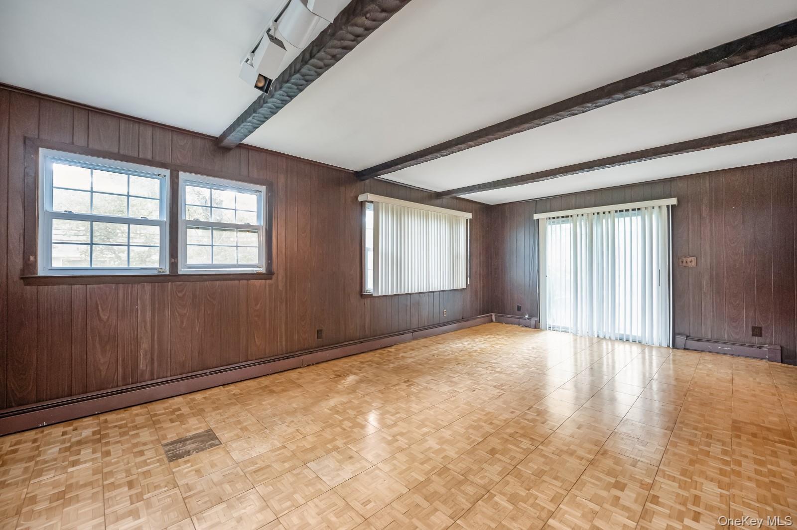 34 Midland Road, Roslyn Heights, NY 11577