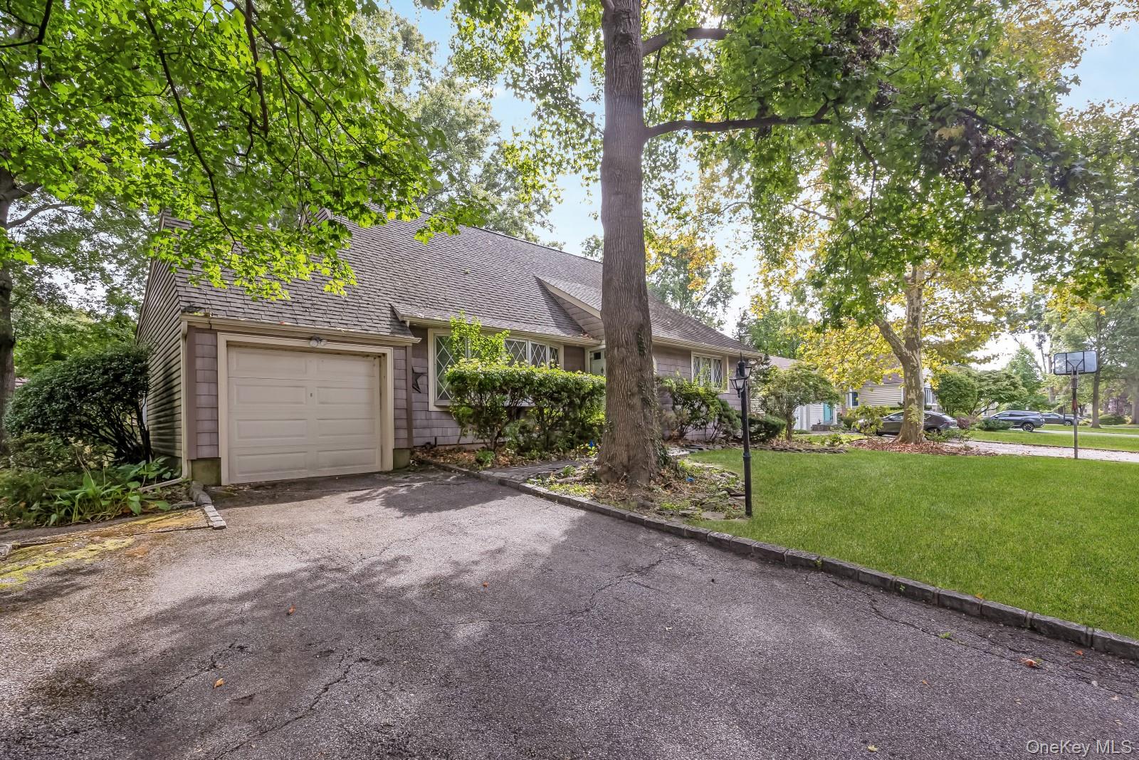 34 Midland Road, Roslyn Heights, NY 11577